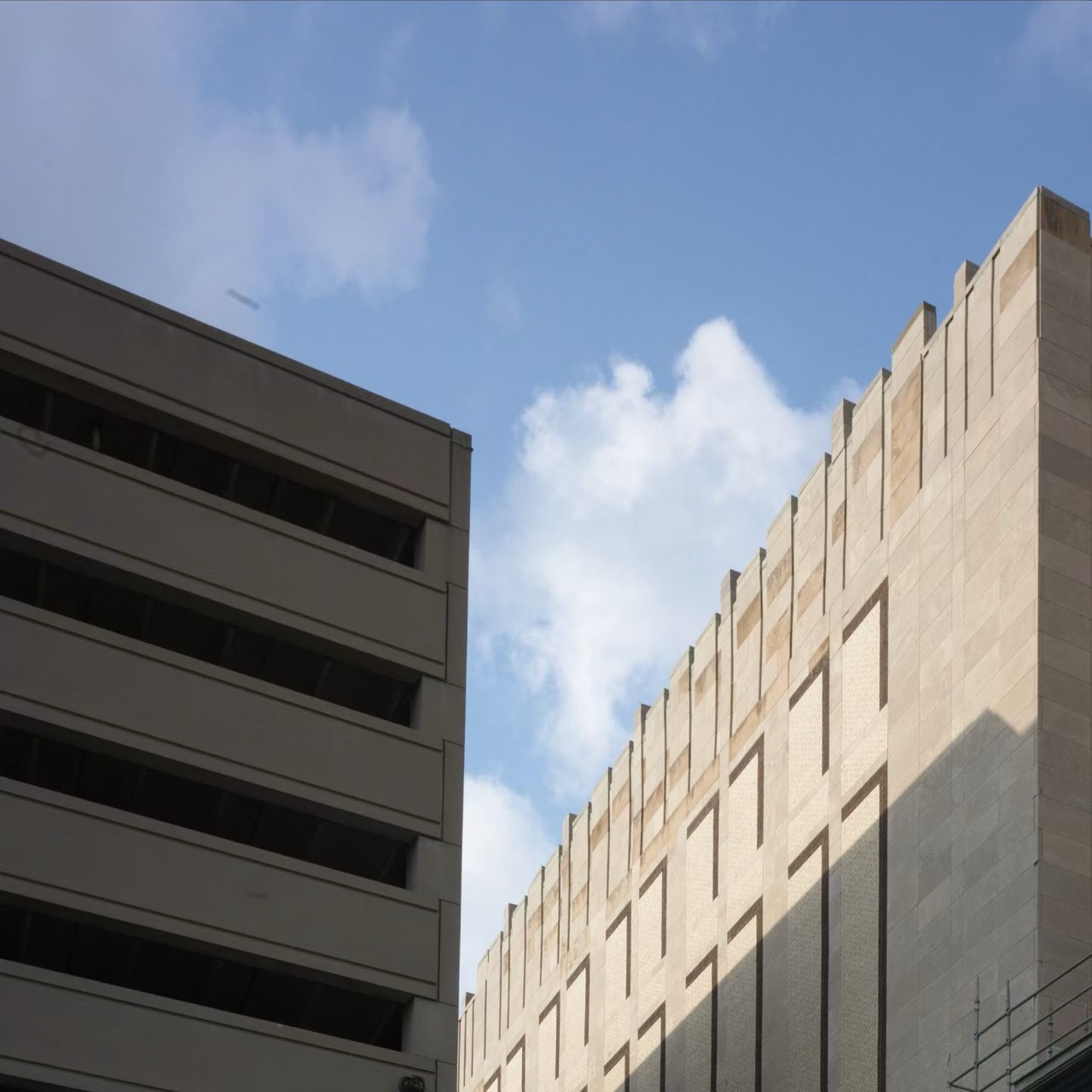 蓝天与现代建筑立面